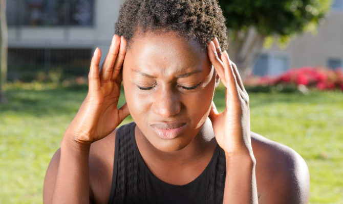 Bolest hlavy je častým příznakem úpalu